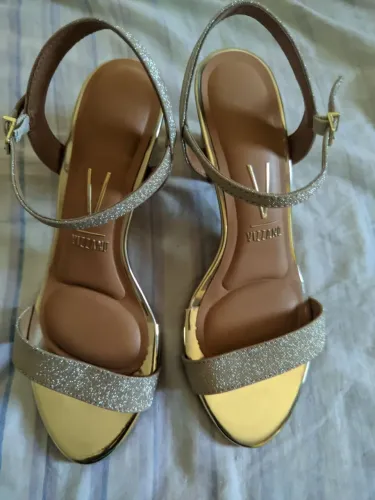 Vendo sandália Vizzano salto grosso dourada