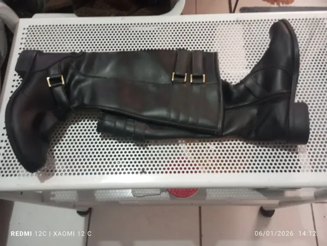 vende se um par de botas femininas preta 