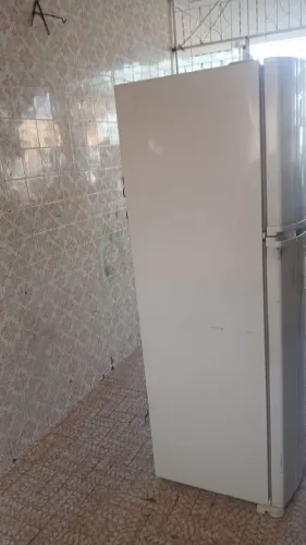 Geladeira Frost free com dispensador de água na porta , marca consul