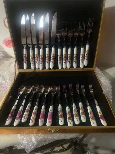Faqueiro inox e cabo porcelana estampa floral variada na cor rosa com estojo