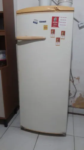 Geladeira usada para reaproveitar peças