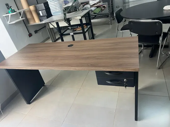 Mesa com duas gavetas