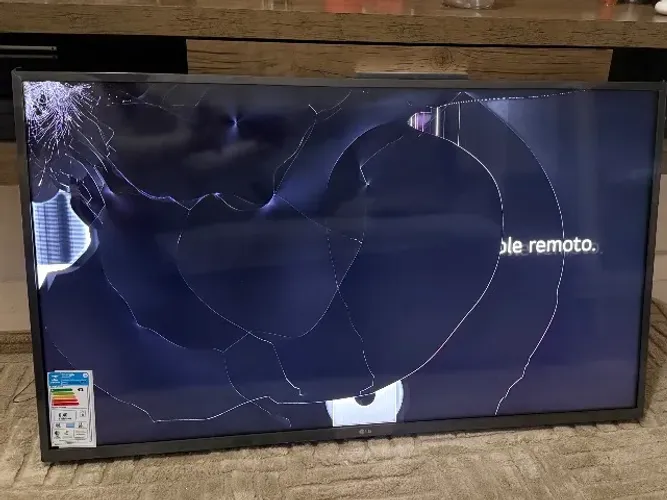 TV LG 43" Smart 4K 43UA7500PSA - Tela Quebrada (LIGA NA TOMADA - Retirada de Peças)