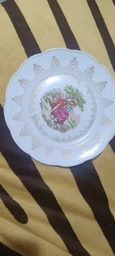 Prato antiguidade de porcelana fino. Em pintura dourada a mao