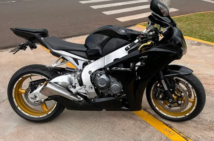 Vende se ou troca por moto de menor valor mais volta em dinheiro