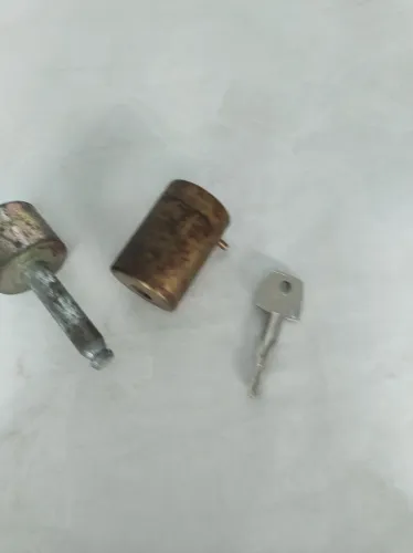 Cadeado Cilíndrico de latão ( + 1 chave tetra )