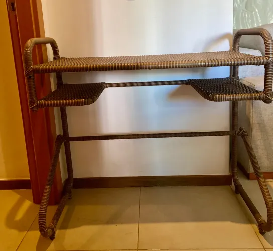 Vendo escrivaninha ou penteadeira de rattan fibra sintética.