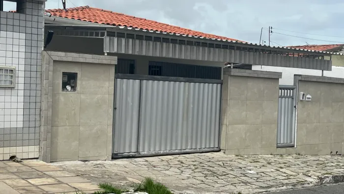 Vende-se portão de correr em alumínio natural tipo búzios usado, medidas 3,30x1,70m.