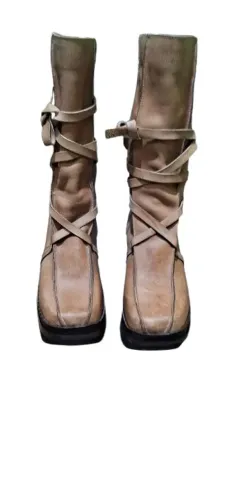 Bota de couro em tom caramelo Design de meio cano detalhes de amarração 