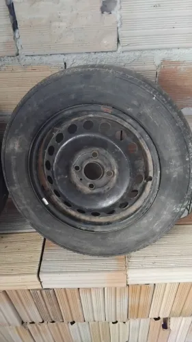 Vendo roda aro 14 com pneu meia vida.