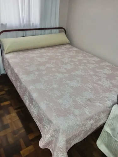 Cama de casal tubolar de ferro cor vinho