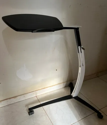 Mesa para notebook com rodinha 