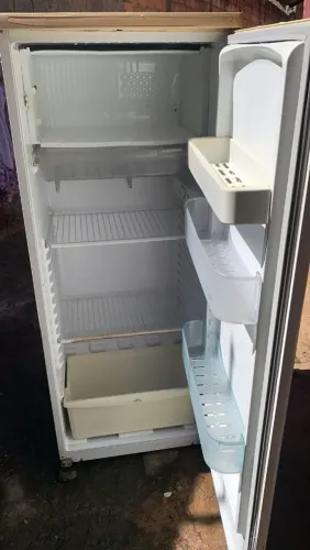 Vende se geladeira