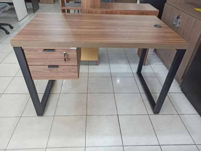 Mesa de 1.20m com 2 gavetas