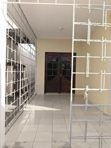 Casa em rua pública, 3/4 + DCE/ no Antares