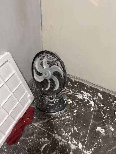 Geladeira, sanduícheira, cama, efray, ventilador e cama
