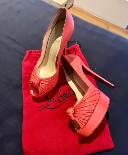 Louboutin espetacular c dustbag  - tam. 37 Brasil