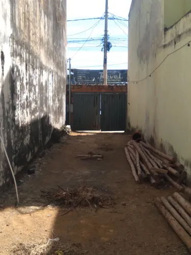ALUGO está Area COMERCIAL com 220 m2 para Estacionemeto de moto e veículos ou comércio .
