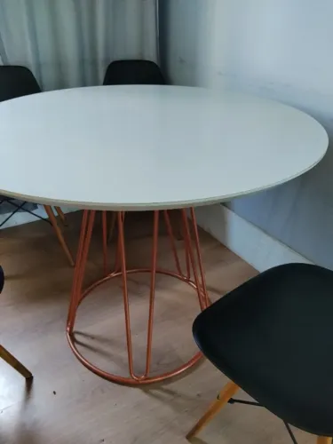 Mesa de jantar redonda com 4 cadeiras