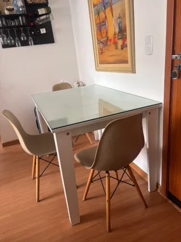 Mesa Tok Stok +tampo de vidro +4 cadeiras Eames por apenas R$480,00