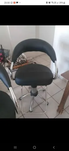 VENDO URGENTE!! CADEIRA DE CORO SALÃO DE BELEZA MUUTO BEM CONSERVADA+ CARRINHO AUXILIAR