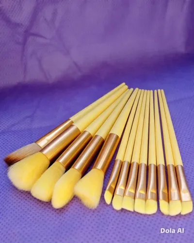 Kit com 13 pincéis de maquiagem