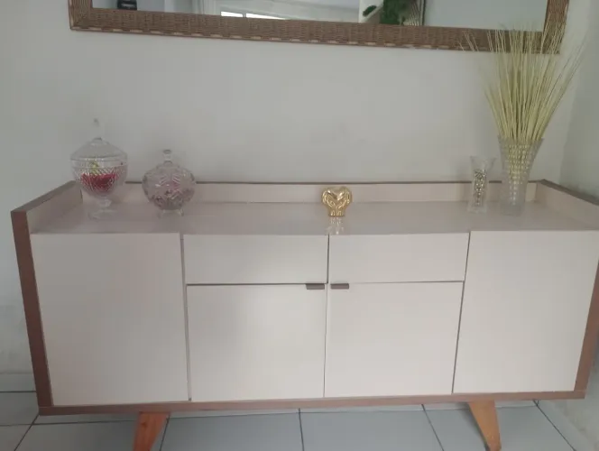 Buffet 4 portas e 2 gavetas.