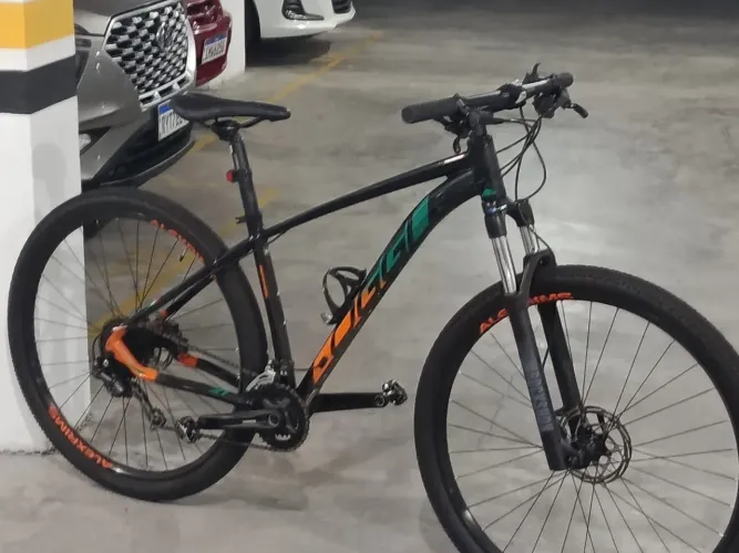 Bicicleta Oggi aro 29 freios a discos com sapatilha e capacete
