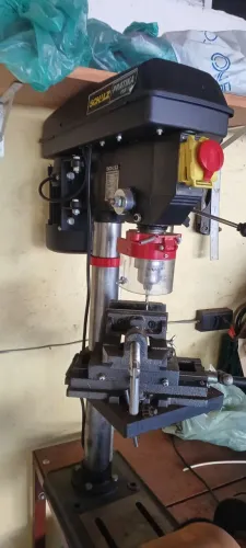 Furadeira Vertical Schultz 220V + Morsa Cordenada