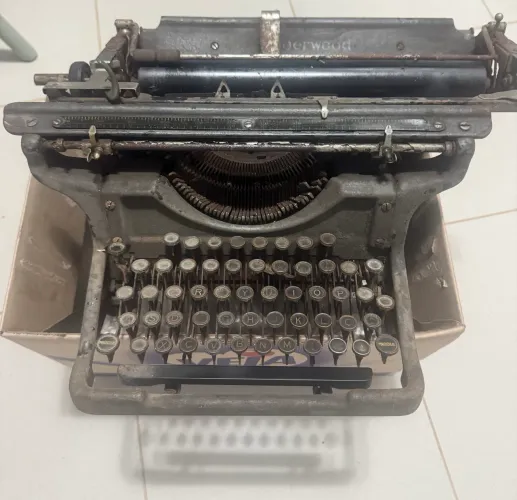 Máquina de escrever antiga marca underwood 