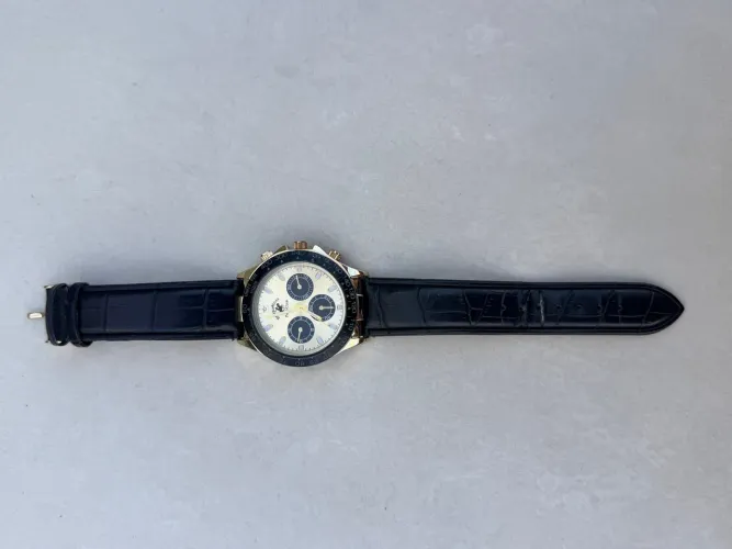 Relógio Polo Club Original Dourado com Mostrador Branco e Pulseira Preta de Couro