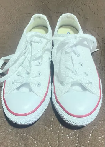 Tênis All Star tamanho 32.