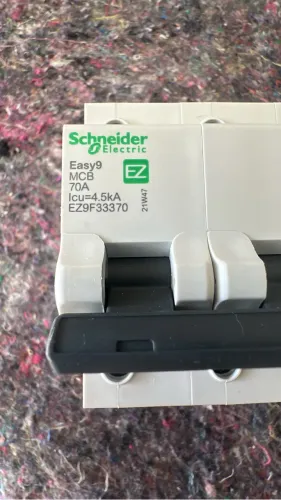 Disjuntor Tripolar Schneider 70A
