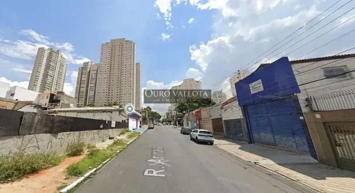 Terreno com 1.240m²
