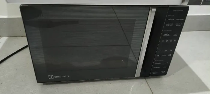Vendo Micro-ondas Electrolux 23 Litros Cinza Espelhado | Para Conserto