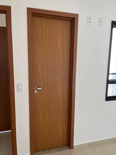 Porta interna completa com portal e ferragens