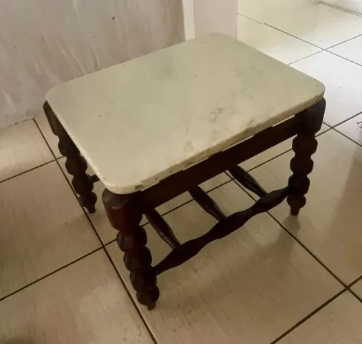 Mesa de Madeira e Base de Pedra