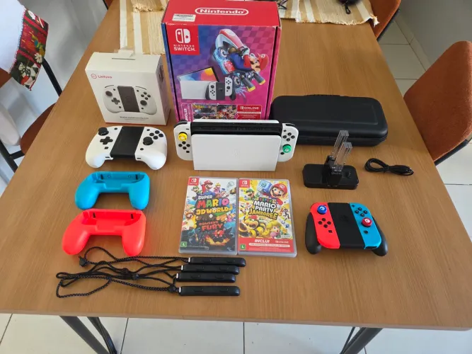 Nintendo Switch Oled + Par de Joycon Extra + dois jogos