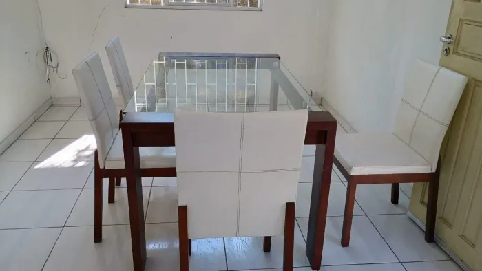 Mesa tampo de vidro, com 4 cadeiras 
