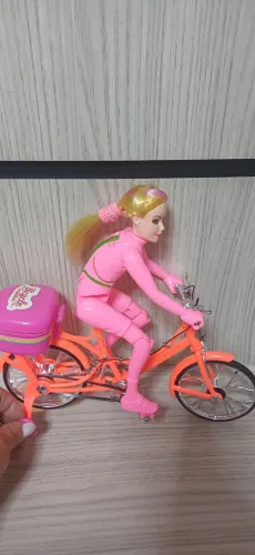 Boneca Barbie com Bicicleta  da Mattel. 
