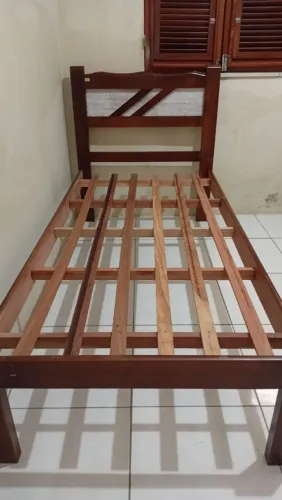 Vende-se cama de solteiro semi nova!!!!!