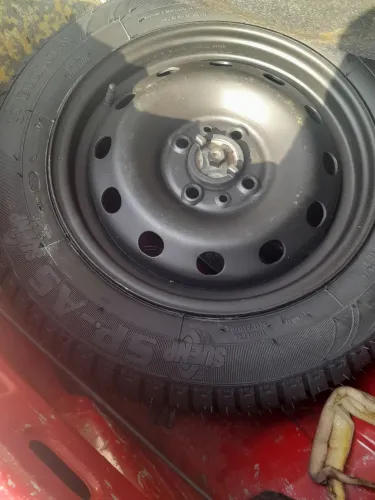 Estou vendendo roda aro 14 nova com pneu novo linha fiat
