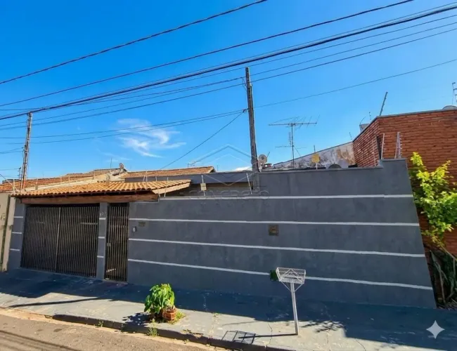 EXCELENTE CASA COM 3 DORMITÓRIOS, 1 SUÍTE E 3 VAGAS DE GARAGEM EM LOCALIZAÇÃO PRIVILEGIADA