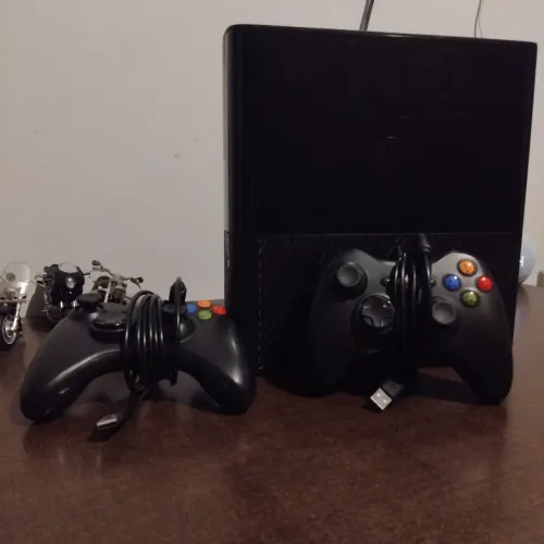 Xbox 360 Super Slim Desbloqueado *PREÇO NEGOCIÁVEL*