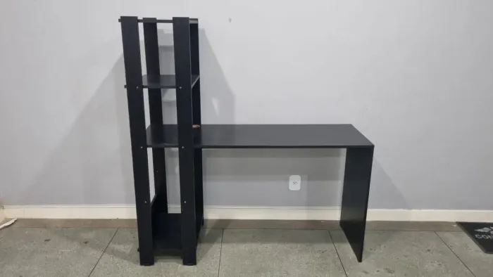 Mesa de escritorio com suporte