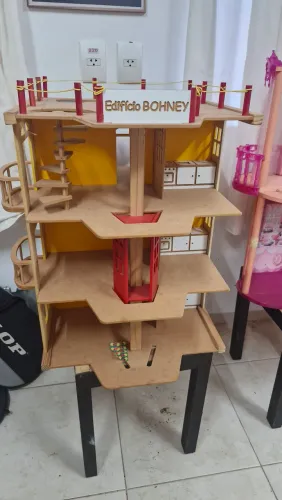 Casinha/predio de Bonecas, em madeira, Pula Pula brinquedos