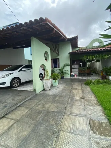 casa em condomínio no Feitosa com 04 qtos .