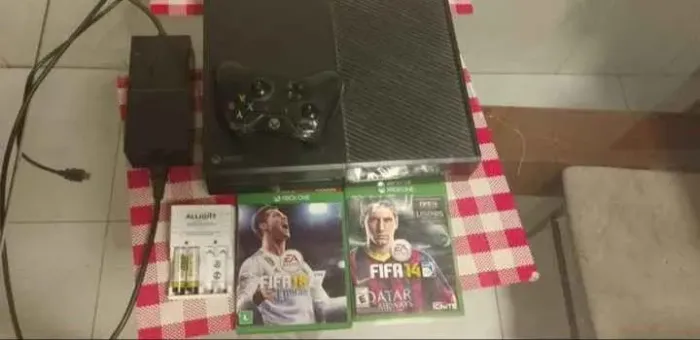 Xbox one 500 gb + FIFA 14 e FIFA 18 pra sair logo, aceito cartão