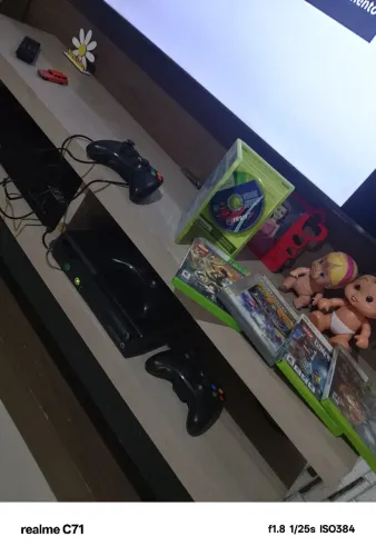 Vende-se esse Xbox 360 super slim, com 3 controle é 5 jogos originais tudo ok só jogar