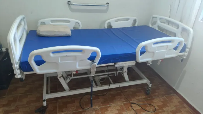 Cama hospitalar motorizada 